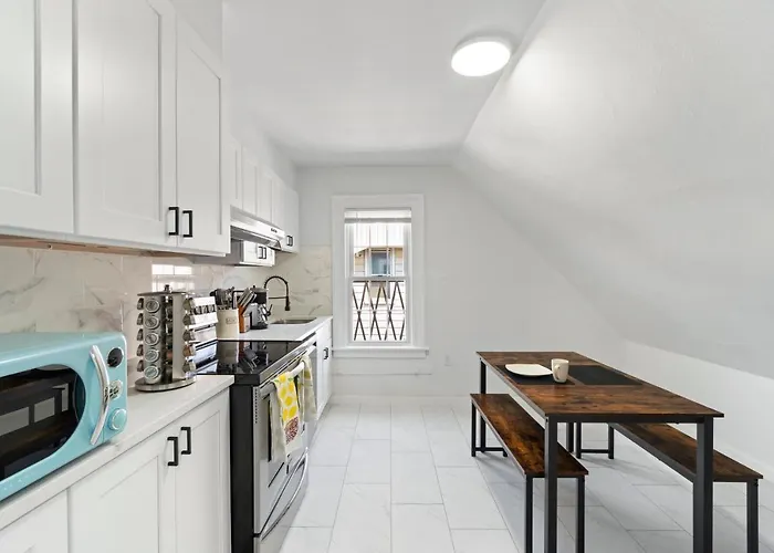 Cozy Gem In The Heart Of East Rock With Free Parking Near Yale And Dt